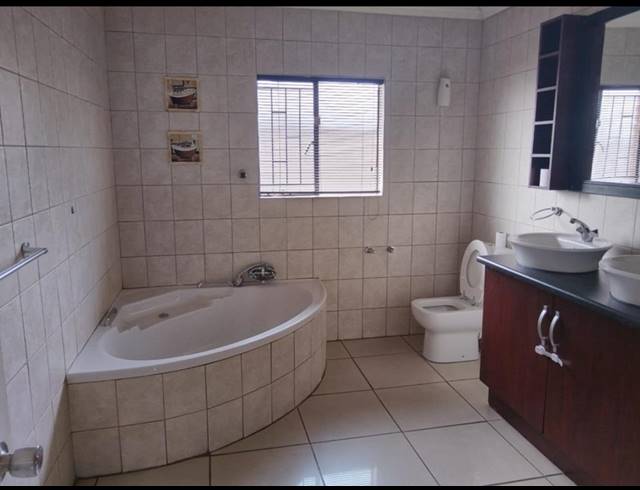 3 BEDROOM FREEHOLD FOR SALE IN HOEVELD PARK